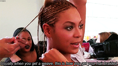 gif de Beyoncé toda diva arreglándose el pelo con especialistas