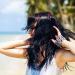chica joven tomando el sol en su pelo en verano